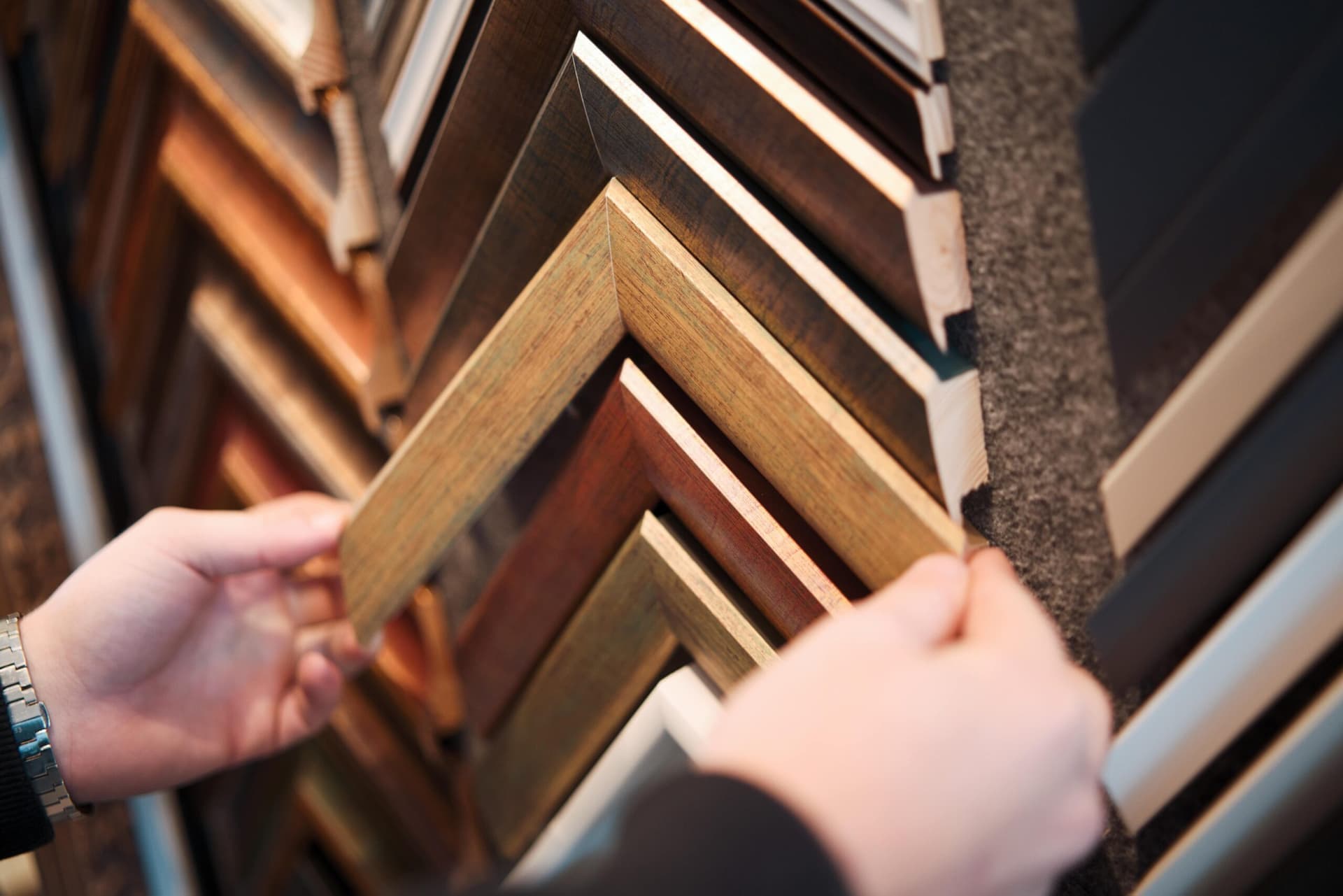 Výběr vzorků rámů v Atelier Homolka — přes 3000 profilů