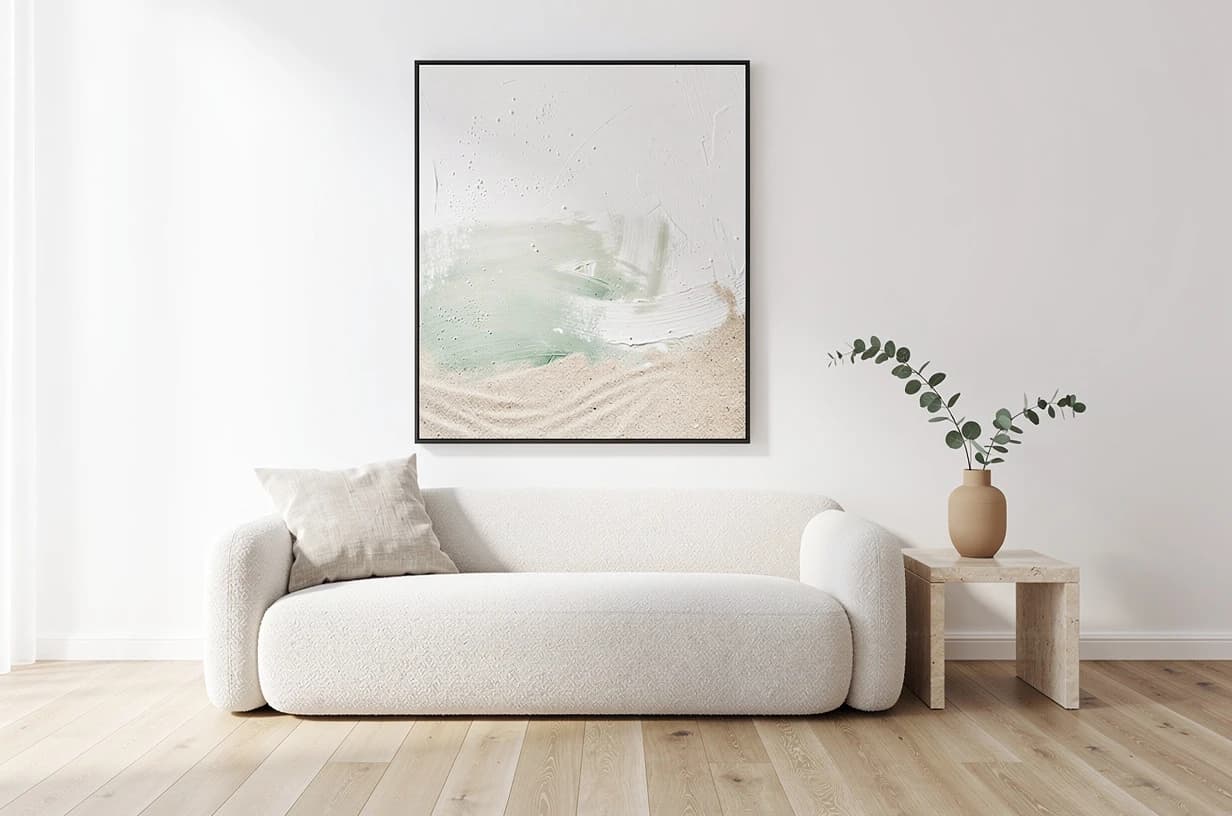 Minimalistický obývák s jedním abstraktním obrazem v tenkém černém rámu