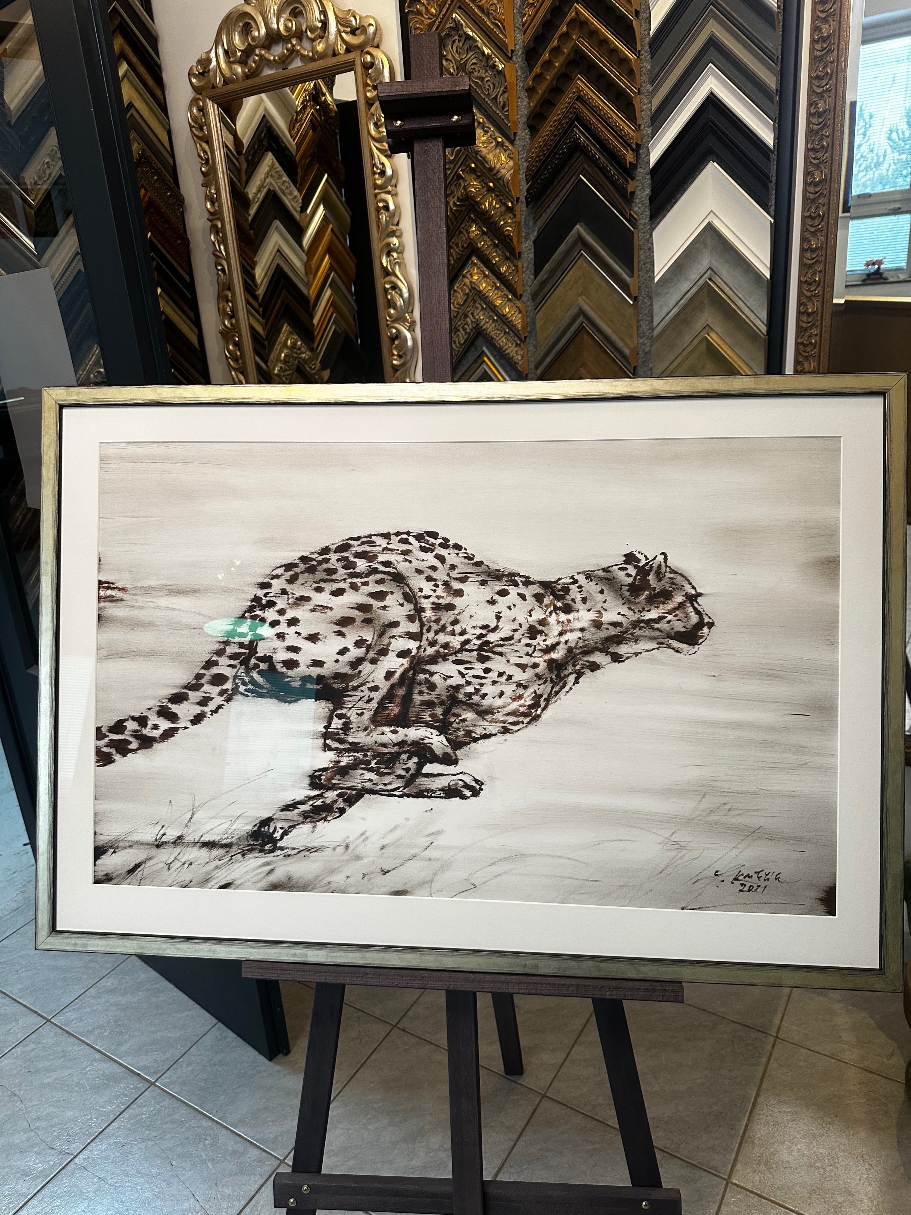 Kresba geparda uhlem — Stříbrnozlatý rám, široká pasparta | Atelier Homolka