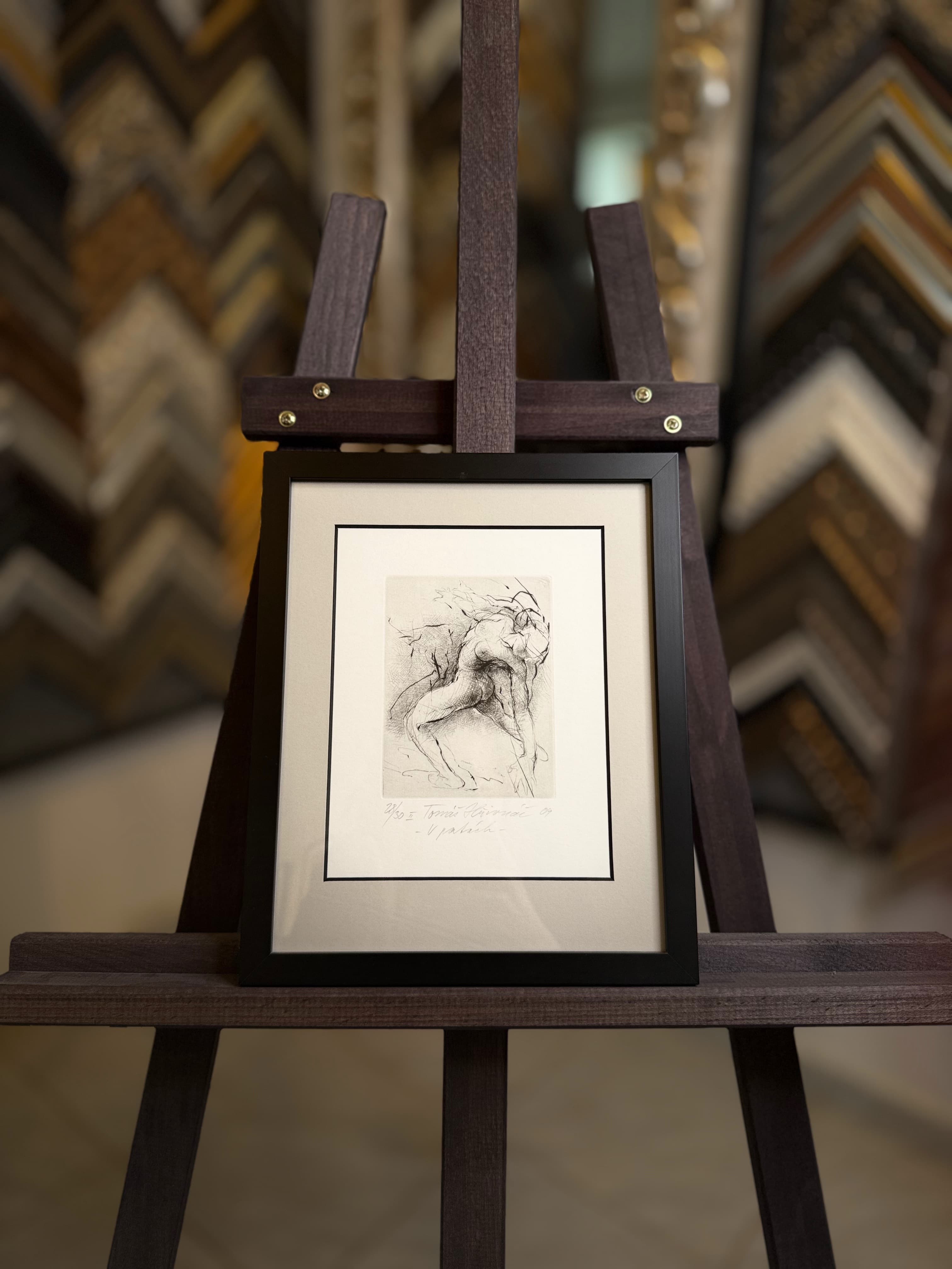 Figurální kresba v černém rámu — Černý profil, krémová pasparta | Atelier Homolka